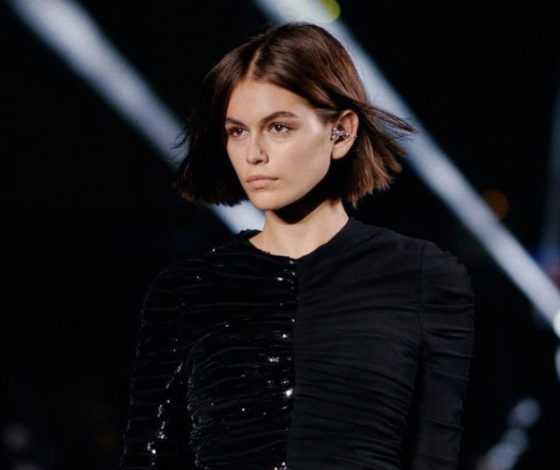 Модные стрижки 2021: отросшая челка и очень длинные локоны