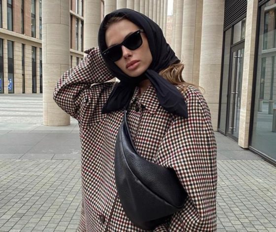 Главные аксессуары зимы: почему мы будем носить кожаные платки и дутые косынки в новом сезоне