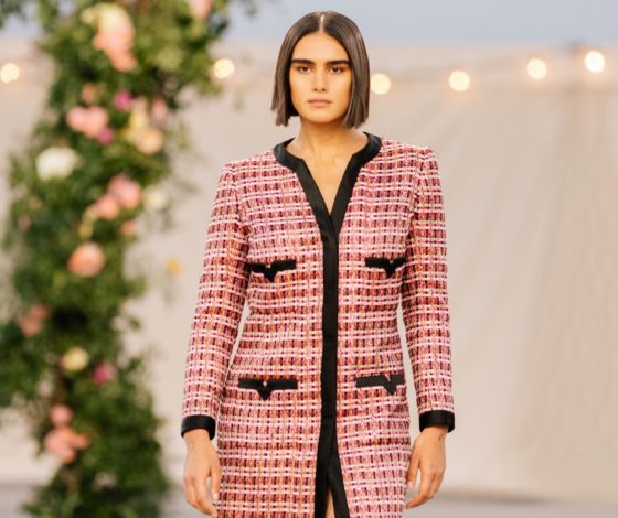 Твидовые костюмы и платья в пол на кутюрном показе Chanel