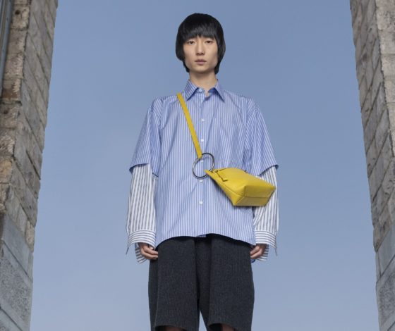 Трикотажные шорты и мужские сумки на показе Dries Van Noten