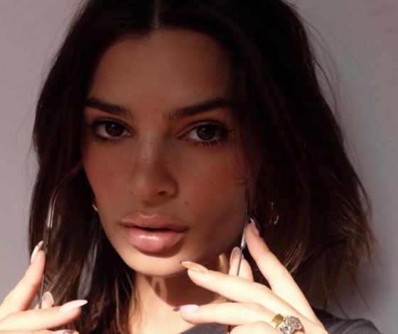 Месяц после родов: Эмили Ратаковски показала фигуру