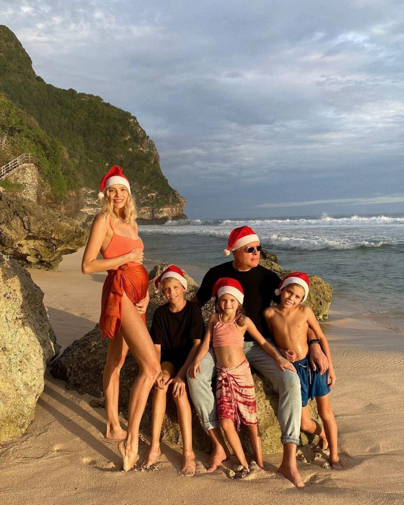 Лена Перминова с мужем Александром Лебедевым и детьми на острове Комодо в Индонезии. Фото: @lenaperminova