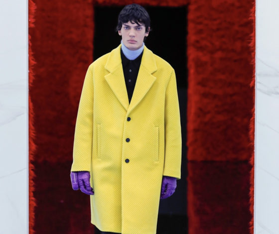 Перчатки-кошельки на показе мужской коллекции Prada