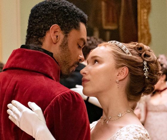 «Они знают больше, чем остальные»: Фиби Дайневор раскрыла реакцию семьи на откровенные сцены «Бриджертонов»