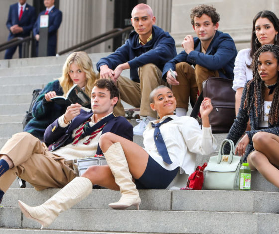 Почему новая «Сплетница» обречена на провал? Актеров нового каста высмеяли на красной дорожке