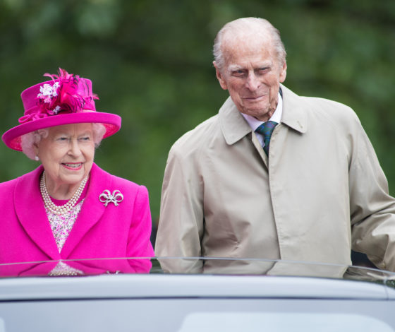 Королева Елизавета II и принц Филипп получили вакцину от коронавируса