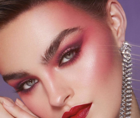 Стрелки в форме вороньего крыла, неон и дрейпинг: главные тренды в макияже 2021