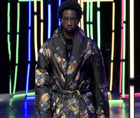 Стеганые бермуды и пуховик с принтом на показе мужской коллекции Fendi