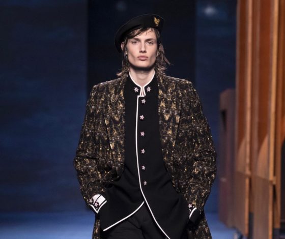 Береты, моносерьги и воротники-стойки на показе Dior Homme