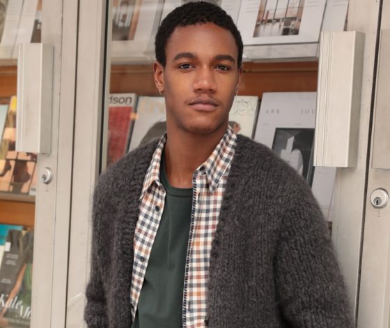 Кардиганы и яркие футболки в мужской коллекции Gabriela Hearst