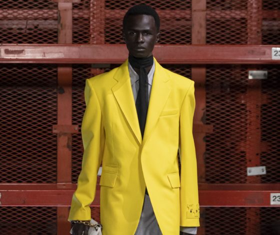 Кожаные пиджаки и платья с разрезами в новой коллекции Off-White