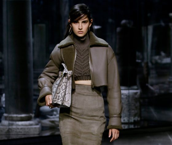 Укороченная дубленка и пальто с бахромой на показе Fendi