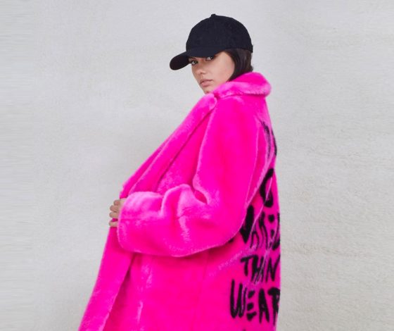 Разноцветные плюшевые шубы в коллекции Philipp Plein