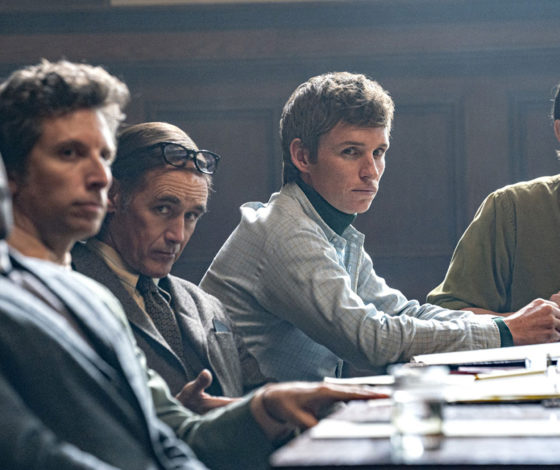 «Суд над чикагской семеркой»: нескучная биографическая драма о власти, справедливости и чести