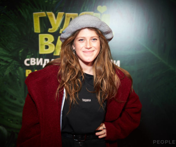 Варвара Шмыкова, Любовь Аксенова, Денис Шведов и другие на премьере фильма «Гуляй, Вася. Свидание на Бали»