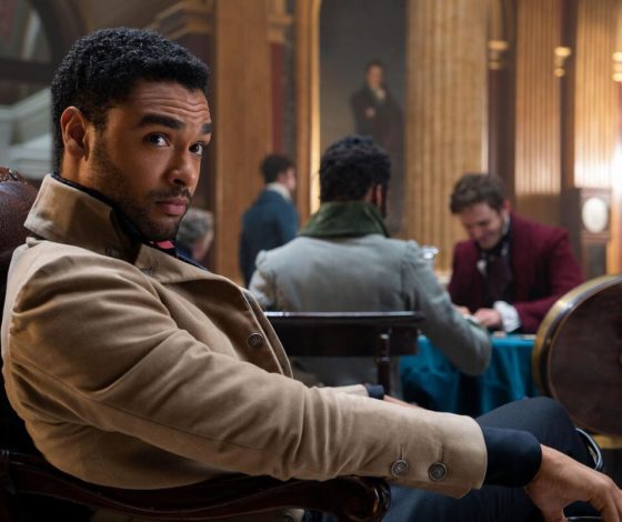 Звезда «Бриджертонов» Реге Пейдж рассказал о съемках постельных сцен в сериале