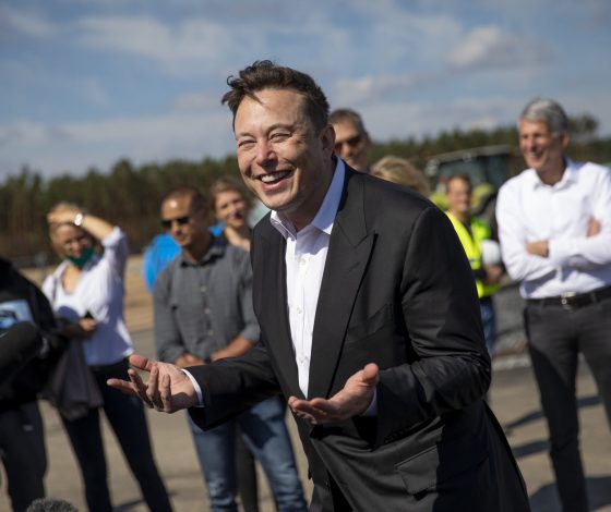 Илон Маск замечен на отдыхе в компании женщин после разрыва с Наташей Бассет