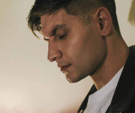 Все-таки холостяк? Откровенная фотосессия Давы с розой