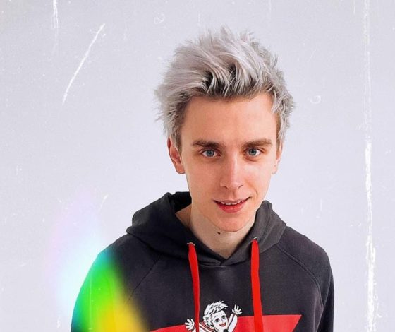 Вслед за Моргенштерном: Влад Бумага подарил девушке авто за 15 миллионов