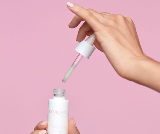 Состав вслепую. Эксперт разобрал сыворотку Kylie Skin от Кайли Дженнер