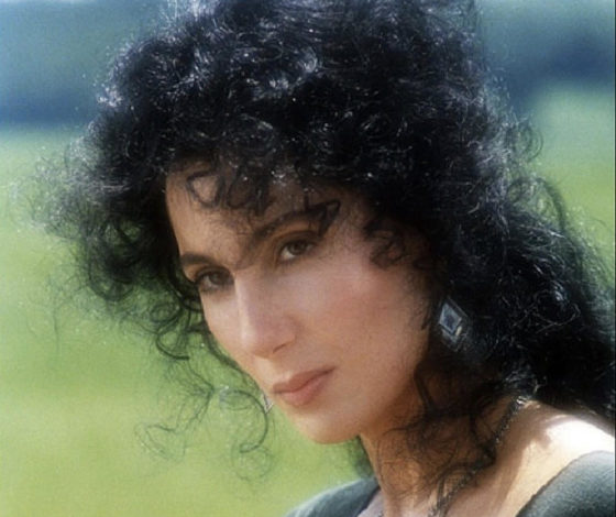 Вот это фигура: 75-летняя Шер гуляет в кроп-топе в Портофино