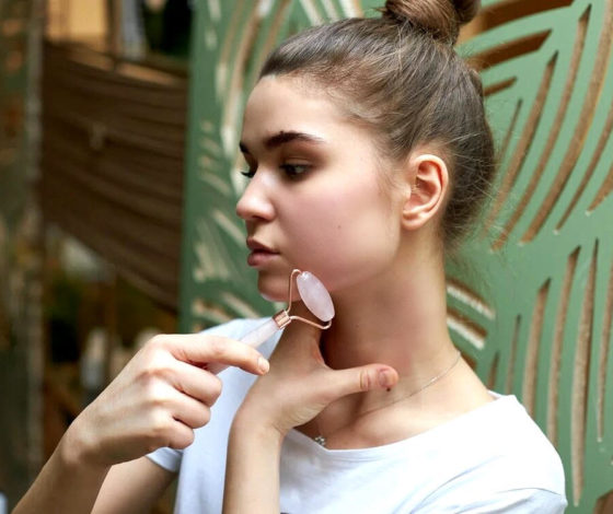 Роллеры и гуаша: инструкция по массажу лица