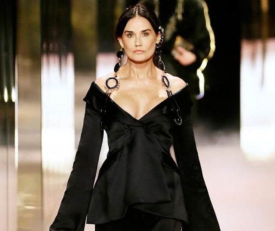 Острые скулы Деми Мур: как повторить скандальный макияж с показа Fendi