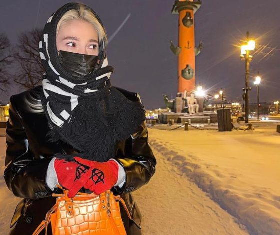 Стиль Насти Ивлеевой: где купить яркую сумку на весну