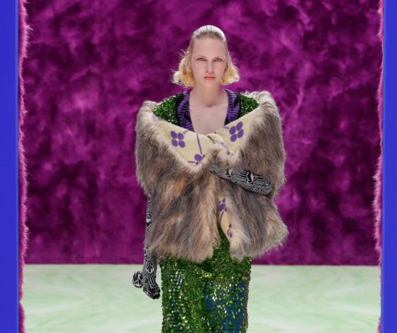 Цветные перчатки и пальто с пайетками на показе Prada