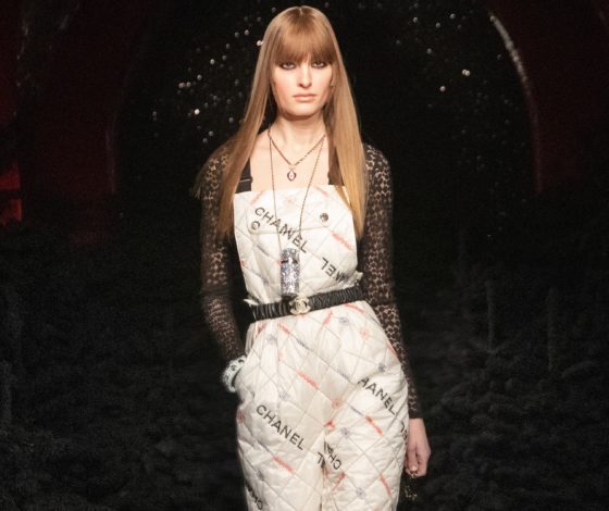 Cтеганные комбинезоны и укороченные твидовые жакеты на показе Chanel