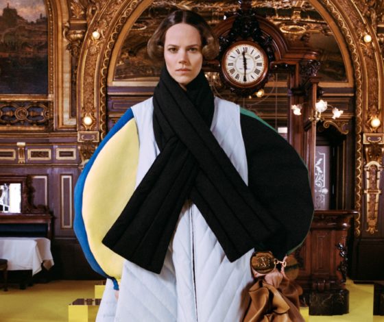 Джемперы с вырезами и галстуки в новой коллекции Loewe