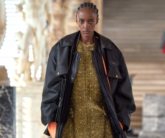 Байкерский бомбер поверх блестящего платья: Louis Vuitton представили коллекцию Fall 2021