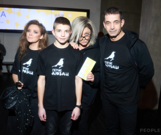 Дмитрий Певцов, Владимир Познер и другие на благотворительном спектакле «Мам, а кто это на фото?»