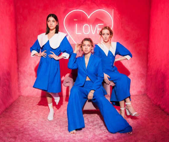 Платья с воротниками и синие костюмы в коллекции Masterpeace