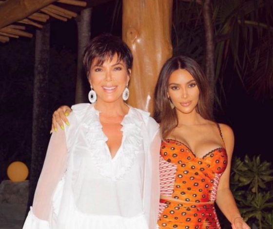 Мы друг друг не соперницы: Ким Кардашьян и Крис Дженнер в total black образах. Чей аутфит тебе нравится больше?