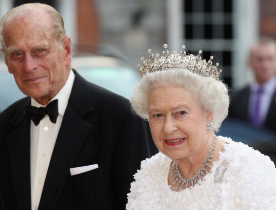 Вся семья опечалена: Букингемский дворец впервые прокомментировал скандальное интервью Меган Маркл и принца Гарри