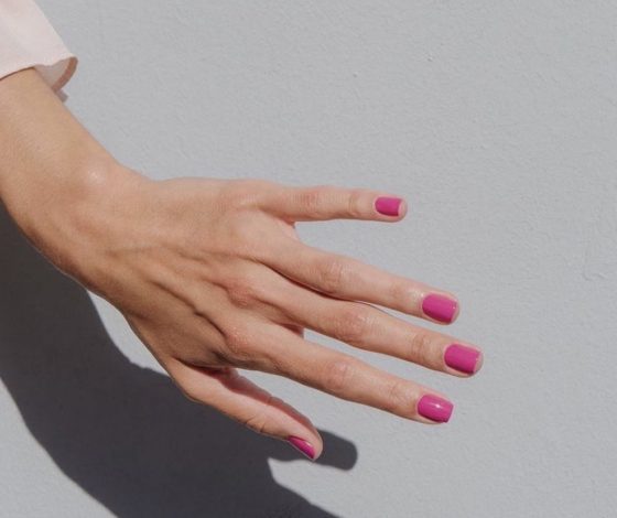 Неоновый розовый: топ вариантов модного маникюра