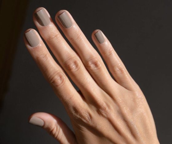 В тренде: топ серых вариантов маникюра