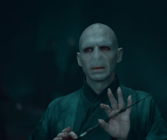 Продолжение скандала: экранный Волан-де-Морт заступился за Джоан Роулинг