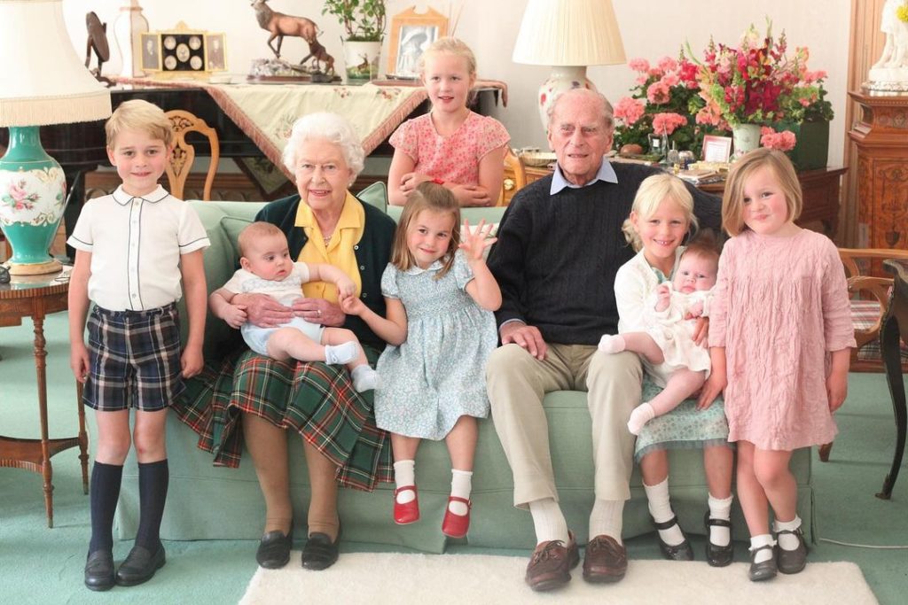 Королева Елизавета и принц Филипп с правнуками (фото: @kensingtonroyal)