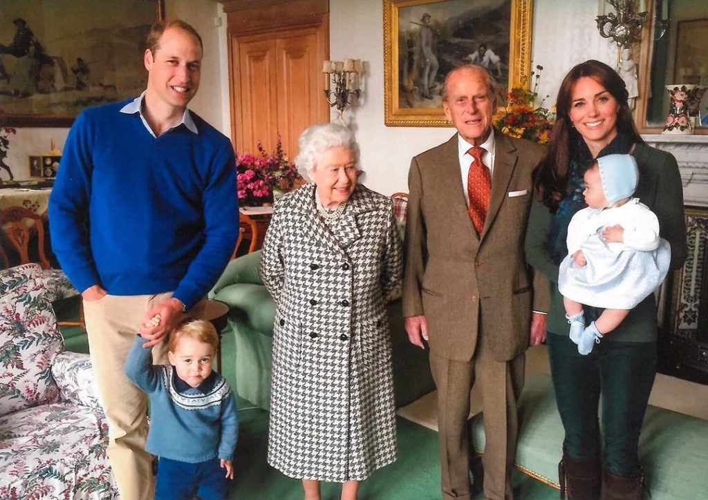 Принц Уильям, королева Елизавета, принц Филипп и Кейт Миддлтон (фото: @kensingtonroyal)