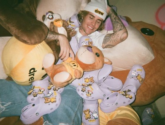 Виктория Бекхэм против, а Джастин Бибер за: разбираем модный тренд сезона - кроксы