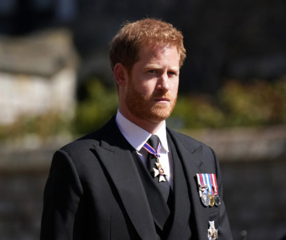 Первое слово Арчи, сравнение Дианы и Меган и проблемы с алкоголем: самое интересное из нового фильма принца Гарри