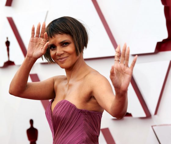 Не сдержала слово: звезда MMA подает в суд на Холли Берри