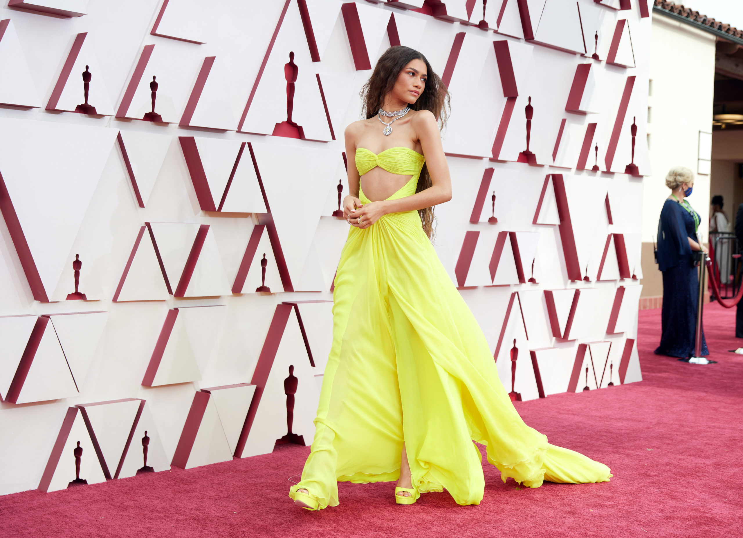Зендая в желтом платье Оскар