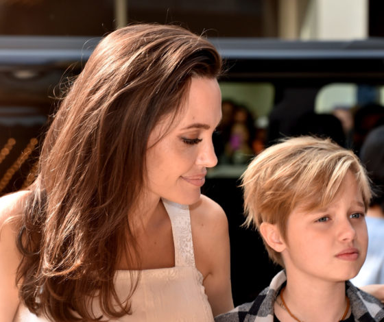 Обсуждают в Сети: дочь Анджелины Джоли ходит на костылях после новой операции