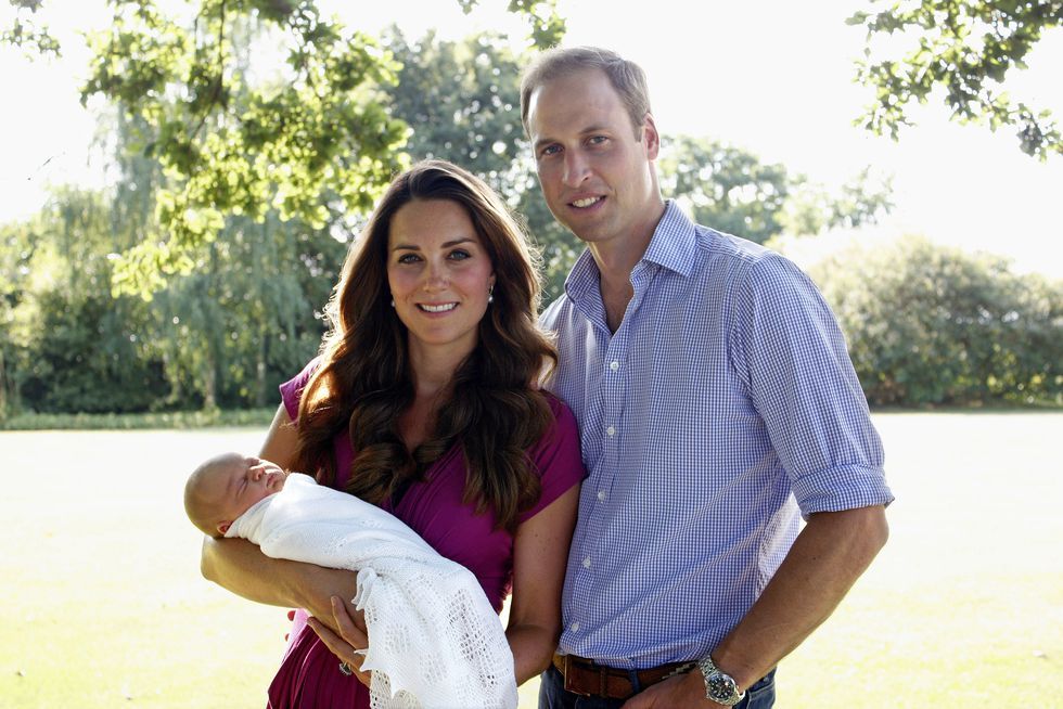 2013 год. Первое фото втроем сразу после рждения первенца королевской пары - принц Джорджа. Фото: @kensingtonroyal