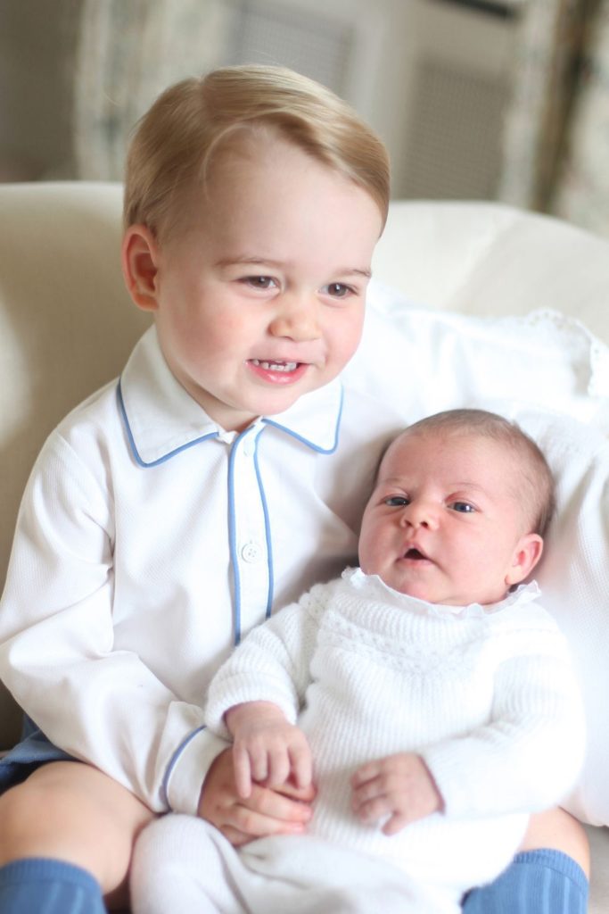 2015 год. Принц Джордж и новорожденная принцесса Шарлотта. Фото: @kensingtonroyal