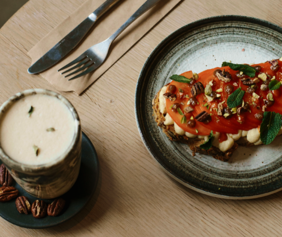 HOLI: йога и полезные завтраки в центре Москвы