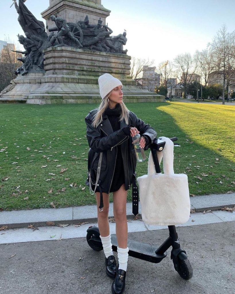 Разбавь черный тотал-лук белыми акссессуарами. Подойдут и носки, и плюшевая панама, и огромный шопер. Фото: @sofiamcoelho